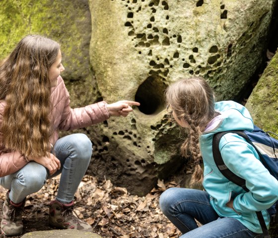 Spannende Felsen entdecken auf dem M&auml;rchenpfad Bollendorf, &copy; Eifel Tourismus GmbH, Dominik Ketz