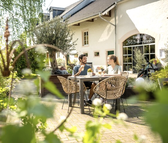 Zeit f&uuml;r Kaffee und Kuchen im gem&uuml;tlichen Hof-Caf&eacute; am Nims-Radweg bei Messerich, &copy; Eifel Tourismus GmbH, Dominik Ketz