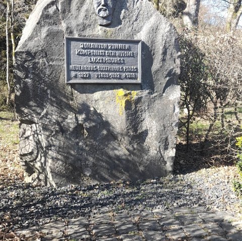 Gedenkstein mit Inschrift, © Felsenland Südeifel Tourismus GmbH