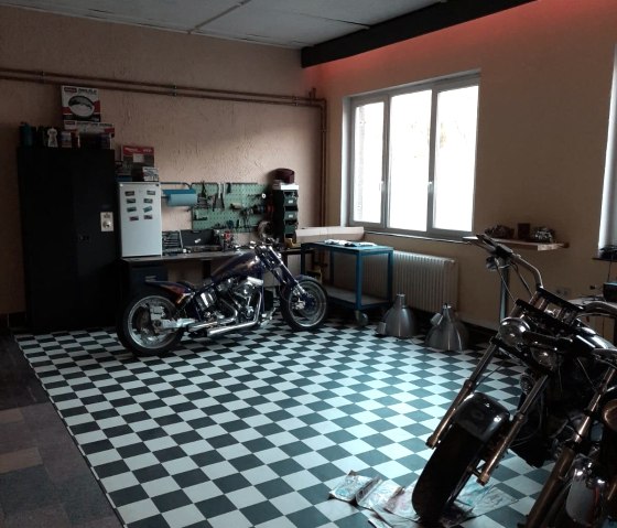 Garage und Hobbywerkstatt des Gastgebers, &copy; Joop Holkenborg