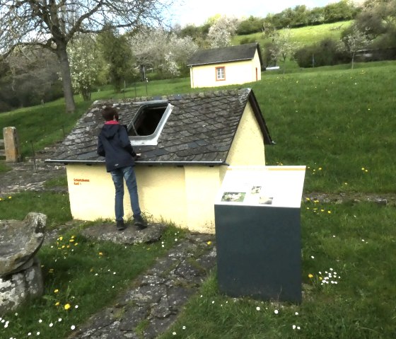 interessiertes Kind in der Villa Otrang, &copy; Tourist Information Bitburger Land