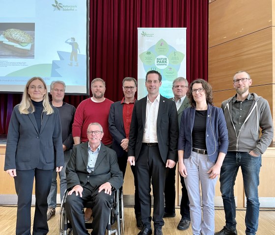 Moritz Petry (stellv. Verbandsvorsteher Zweckverband Naturpark Südeifel, 6. v. li.) freut sich gemeinsam mit den Referenten und Daniela Torgau (Geschäftsführung Zweckverband Naturpark Südeifel, 1. v. li.) sowie Indra Schaperdoth (Naturpark-Fachkraft, 8. v. li.) über die gelungene Veranstaltung., © Naturpark Südeifel/Ansgar Dondelinger