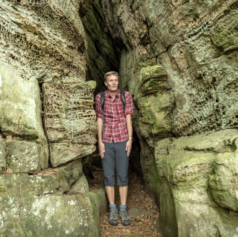 It's getting cramped in the Mandrack Passage at Felsenweg 3, © Eifel Tourismus GmbH, D. Ketz