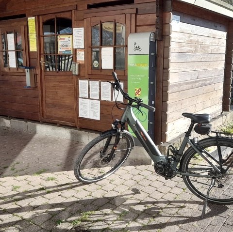 E-bike charging station at the Körperich swimming pool, © Felsenland Südeifel Tourismus GmbH