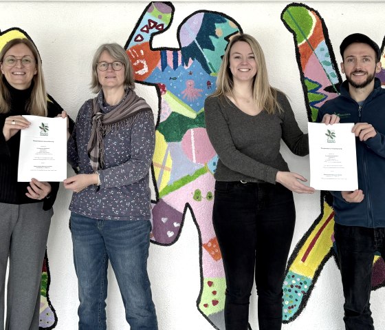 Von links: Daniela Torgau (Gesch&auml;ftsf&uuml;hrung Zweckverband Naturpark S&uuml;deifel), Beate Baur (Schulleitung Grundschule Bollendorf), Anna Carina Krebs (B&uuml;rgermeisterin Verbandsgemeinde S&uuml;deifel) und Bo Raber (Naturpark Fachkraft BNE), &copy; Naturpark S&uuml;deifel/Ansgar Dondelinger