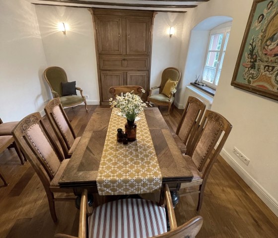 Balkensaal mit gro&szlig;em Esstisch, &copy; Hanna Weires