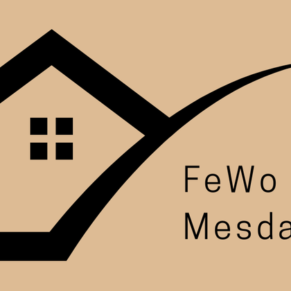 Ein einfaches, modernes Logo mit einem stilisierten Haus. Der Schriftzug "FeWo Mesdag" ist elegant und klar gestaltet.