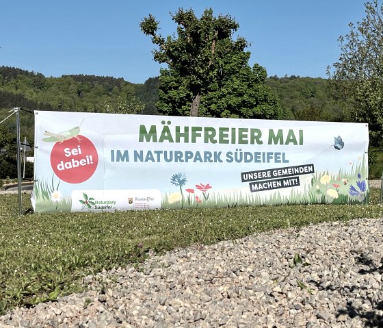 Banner "Mähfreier Mai" auf Kreisverkehr in Irrel , © Naturpark Südeifel/Ansgar Dondelinger
