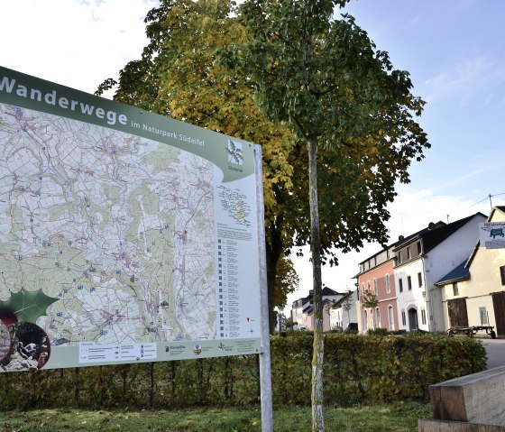 Portaltafel des Rundwanderwegs Nr. 71 in Wolsfeld bei der Kirche, © TI Bitburger Land