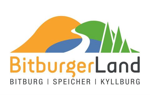 Een bus staat op de straathoek voor woonhuizen. Herfstige bomen zijn in de omgeving zichtbaar.