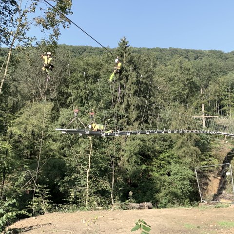 Montierung der H&auml;ngebr&uuml;cke., &copy; Naturpark S&uuml;deifel/Daniela Torgau.