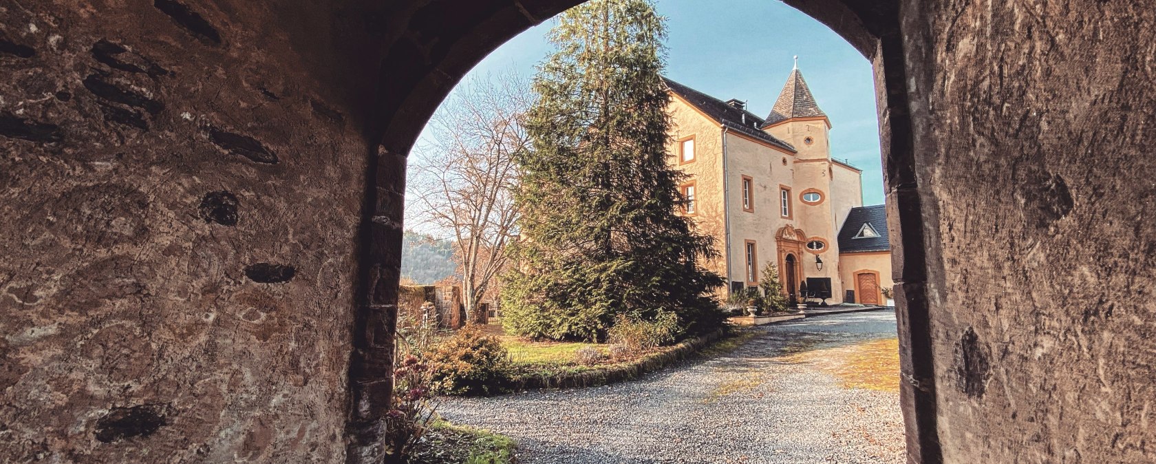 Blick durchs Tor, Schloss Roth, &copy; Felsenland S&uuml;deifel Tourismus GmbH, AC Krebs