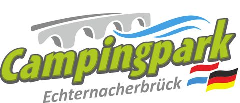 Un logo du camping à Echternacherbrück. Il présente le nom « Campingpark » en teintes de vert, accompagné de motifs d'eau et de drapeaux.
