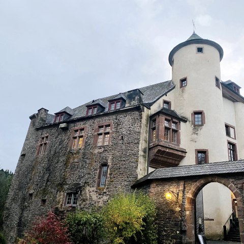 Eingang Burg Neuerburg, &copy; Felsenland S&uuml;deifel Tourismus GmbH, Anna Carina Krebs