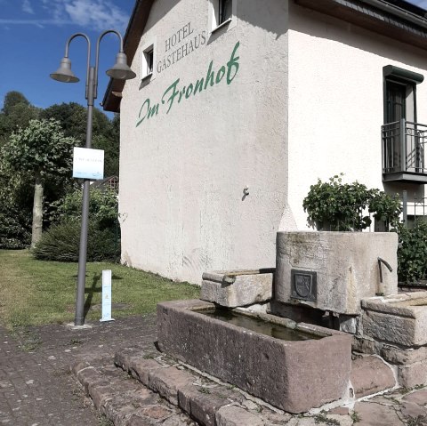 Ladestation Mettendorf neben Restaurant Im Fronhof, © Felsenland Südeifel Tourismus GmbH