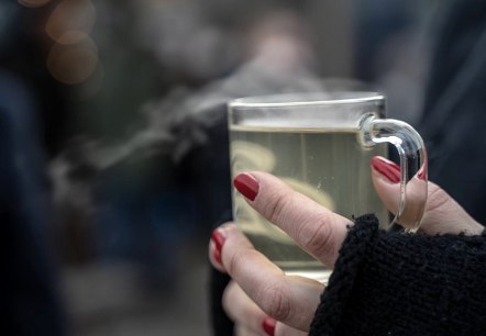 Hand mit Gl&uuml;hweintasse, &copy; Pixabay